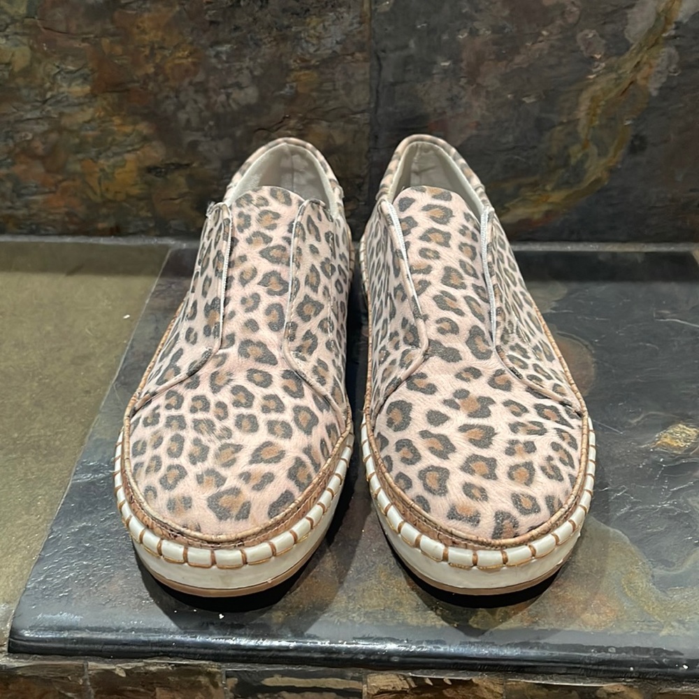 Pink cheetah print shoes, size 7.5